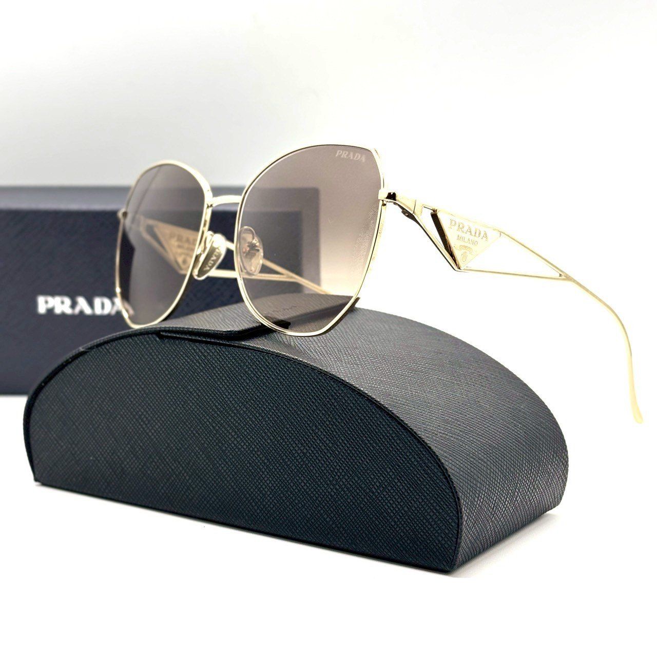 横顔を美しく魅せる】 PRADA プラダ サングラス トライアングルロゴ