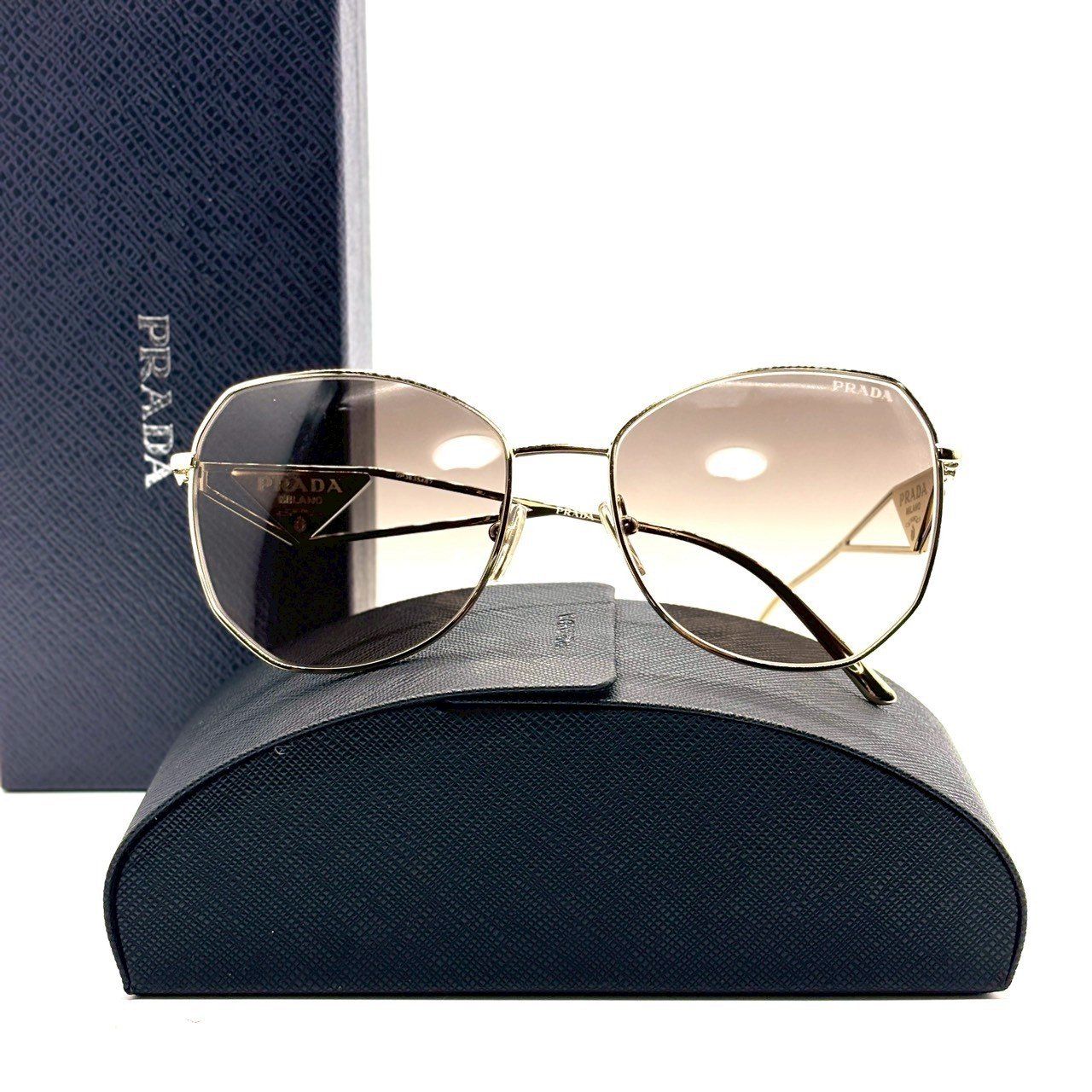横顔を美しく魅せる】 PRADA プラダ サングラス トライアングルロゴ