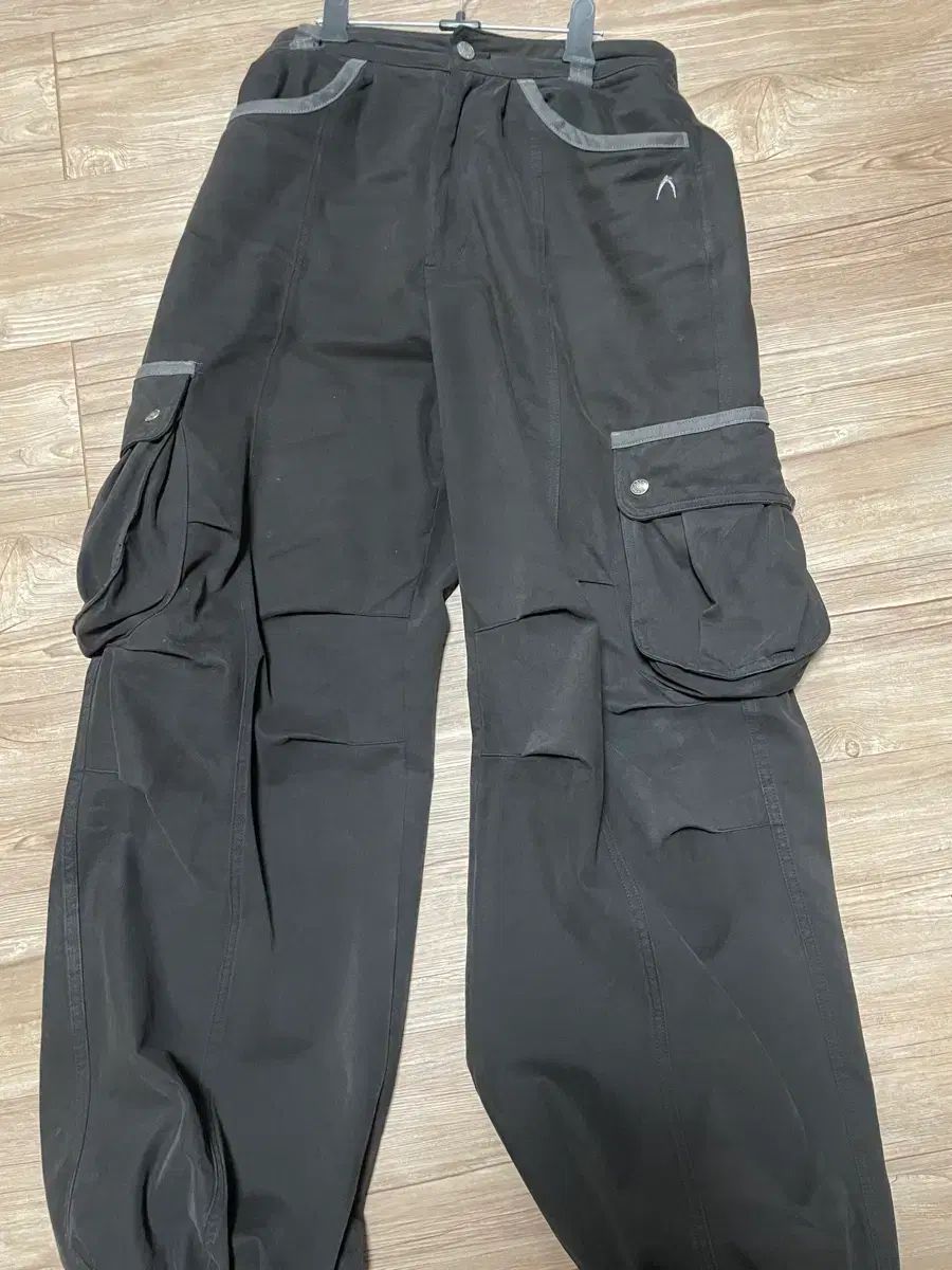 アーカム Knee Pin-tuck Contrast Cargo Pants カルバン クライン