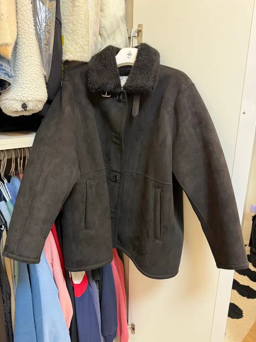 더밀루이 ムートン black