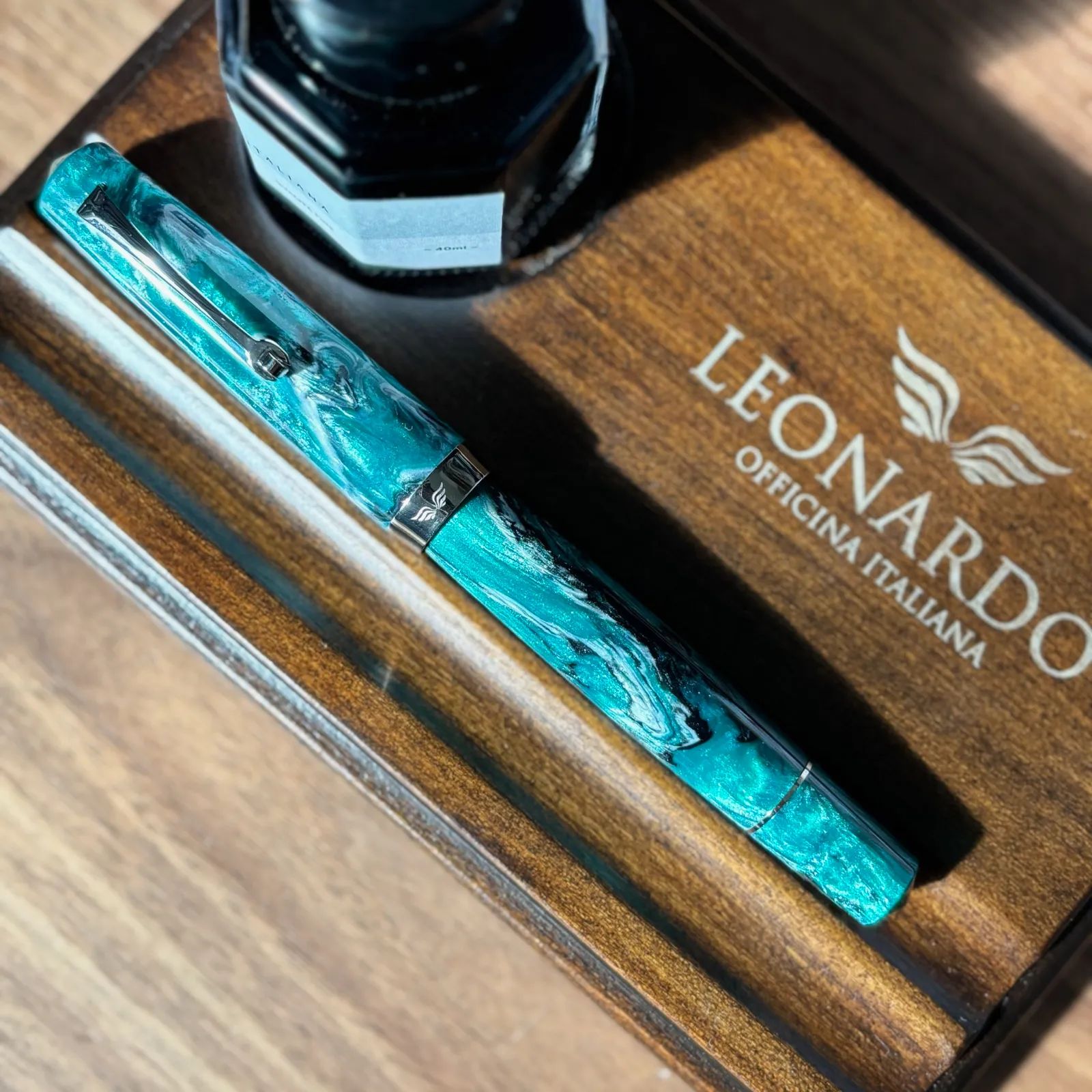 世界 100本 レオナルド万年筆 モーメント マジコ ジョナサン ブルックス ティール 細字 EF シリアルナンバー刻印あり 品 再入荷なし