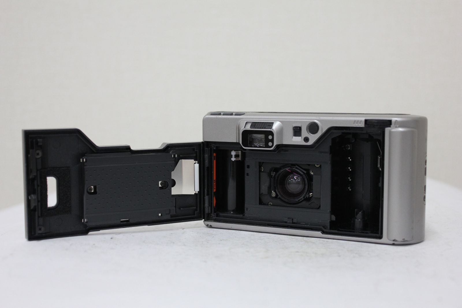 コンパクトカメラ e