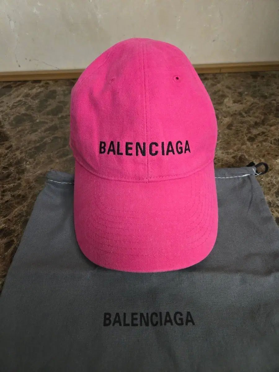 バレンシアガ ピンク ベースボールキャップ 正規品 - メルカリ