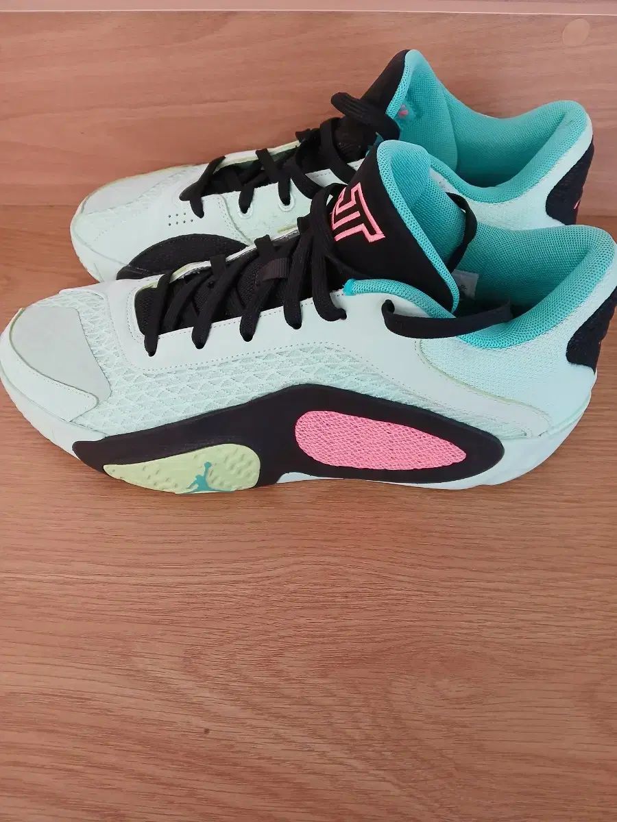 ジョーダン バスケシューズ ミント|ピンク ほぼ