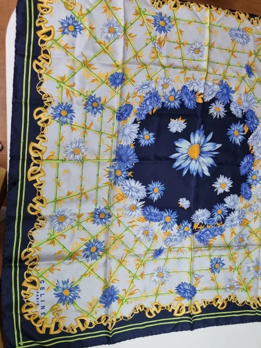 Celine セリーヌ シルクスカーフ