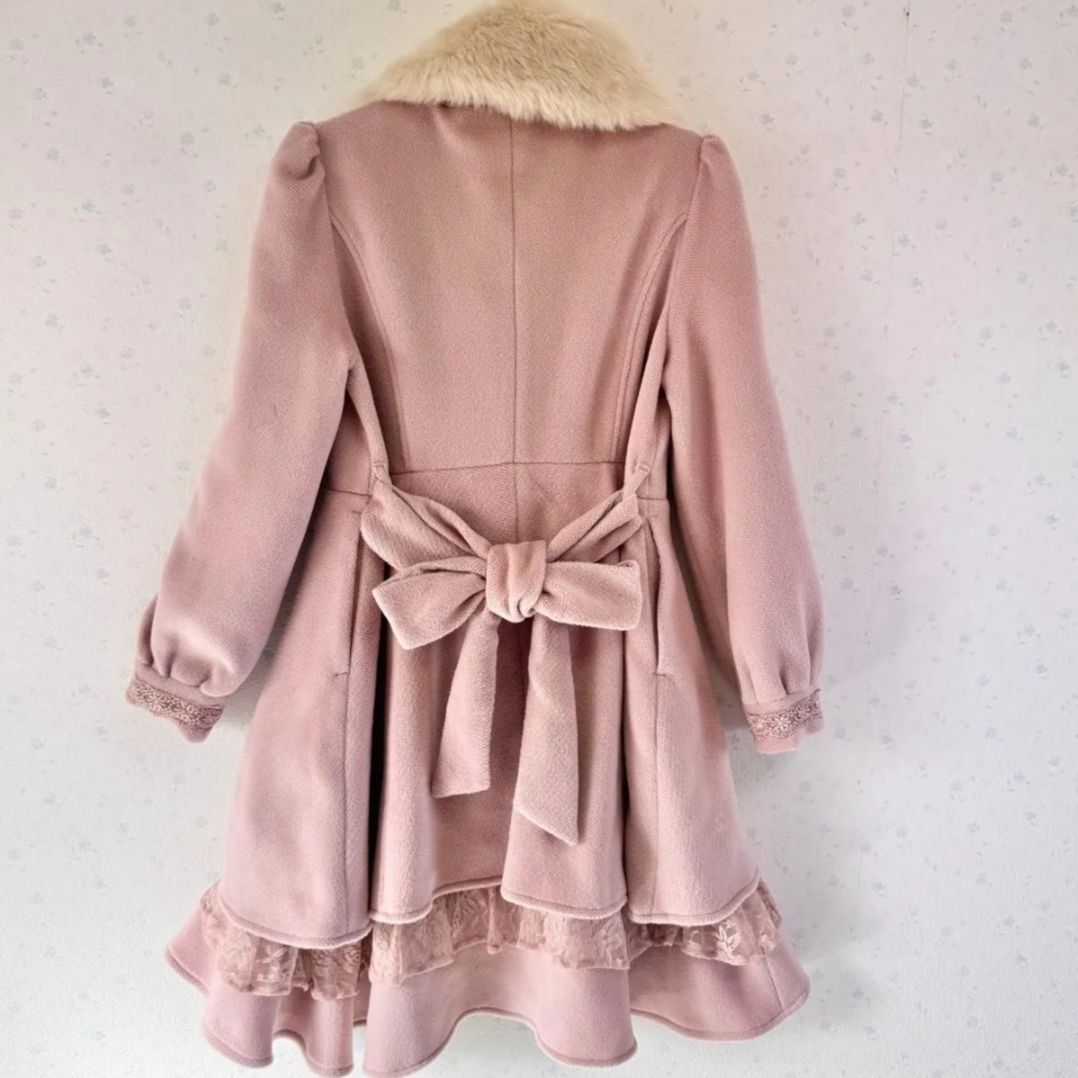 まゆゆ着用 axes femme ファー付フリルリボンコート