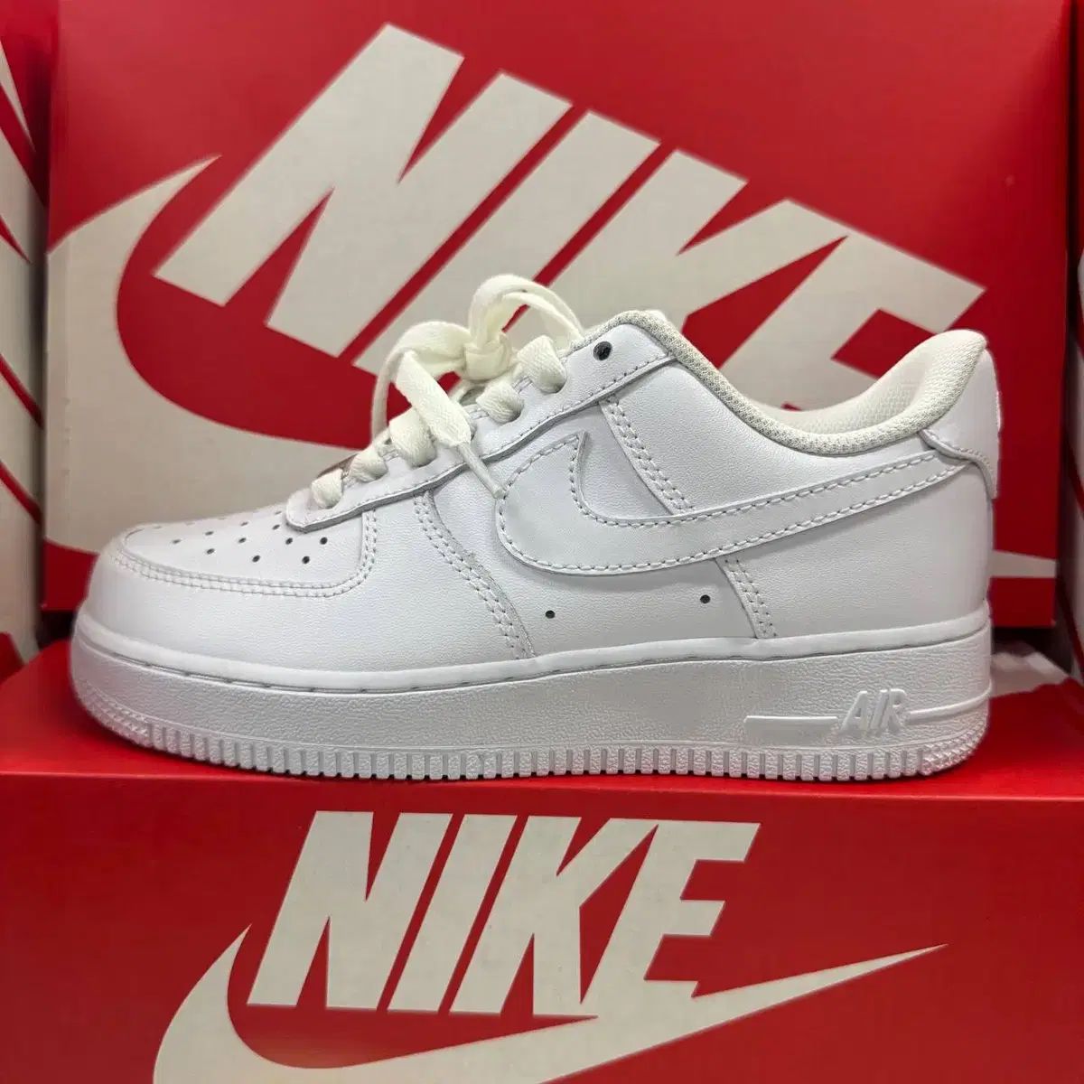ナイキ エアフォース 1 ロー トリプル 白