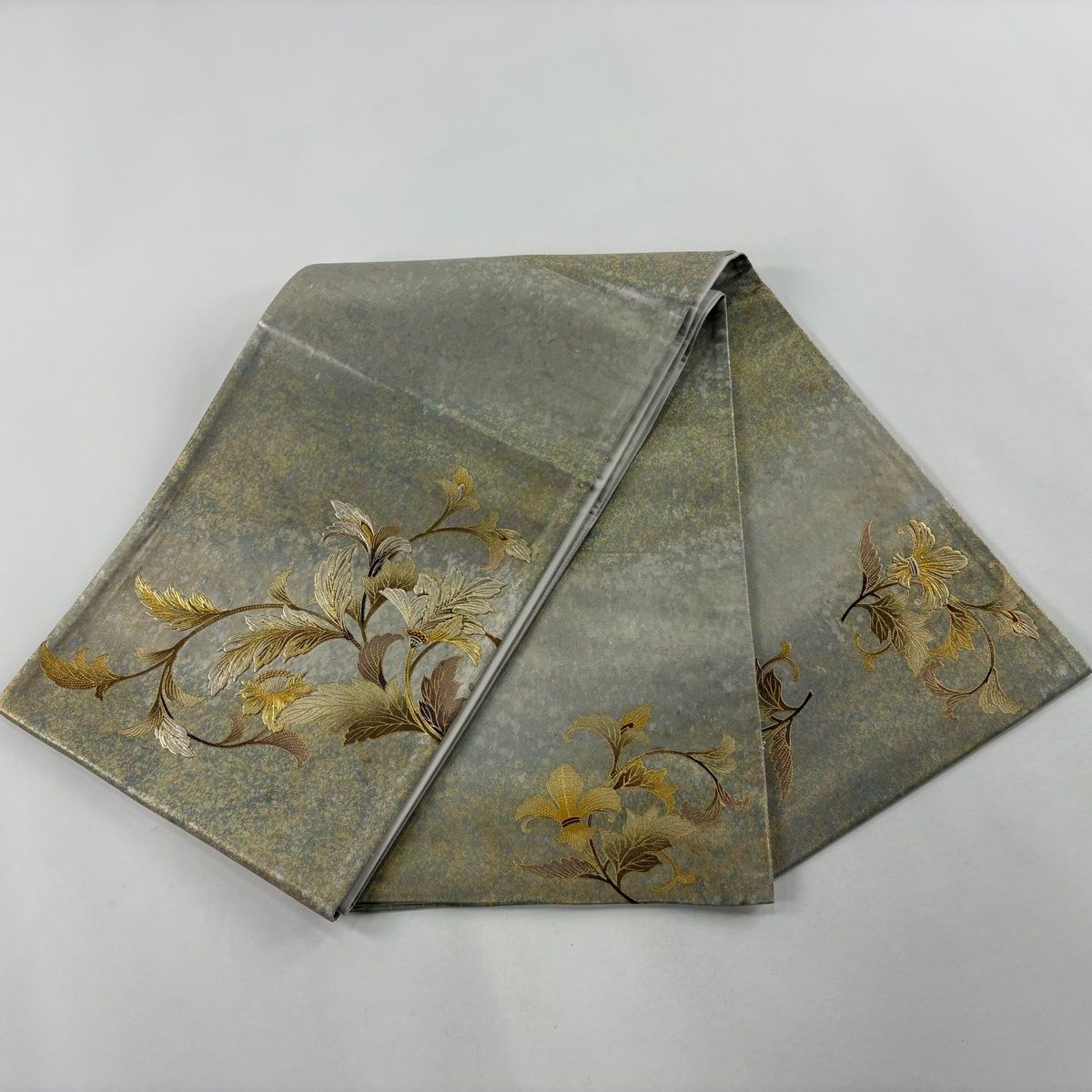 袋帯 逸品 和田光正 落款 草花 金銀彩 金色 お太鼓柄 正絹 【中古 袋帯 逸品 和田光正 落款 草花 金銀彩 金色 お太鼓柄 正絹 【中古