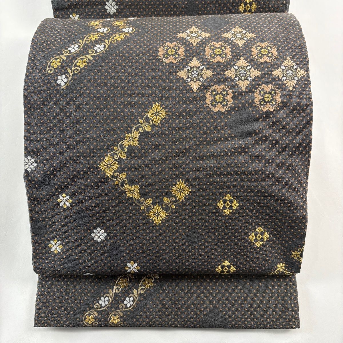 A 唐草唐花模様 金銀糸 六通 正絹 フォーマルな袋帯 美品】 袋帯 秀品 花唐草 花菱 唐織 金銀糸 墨色 六通 正絹 【中古