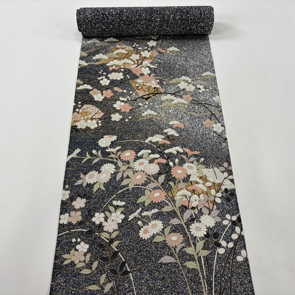 反物 秀品 付下げ 草花 波 金彩 黒灰 正絹