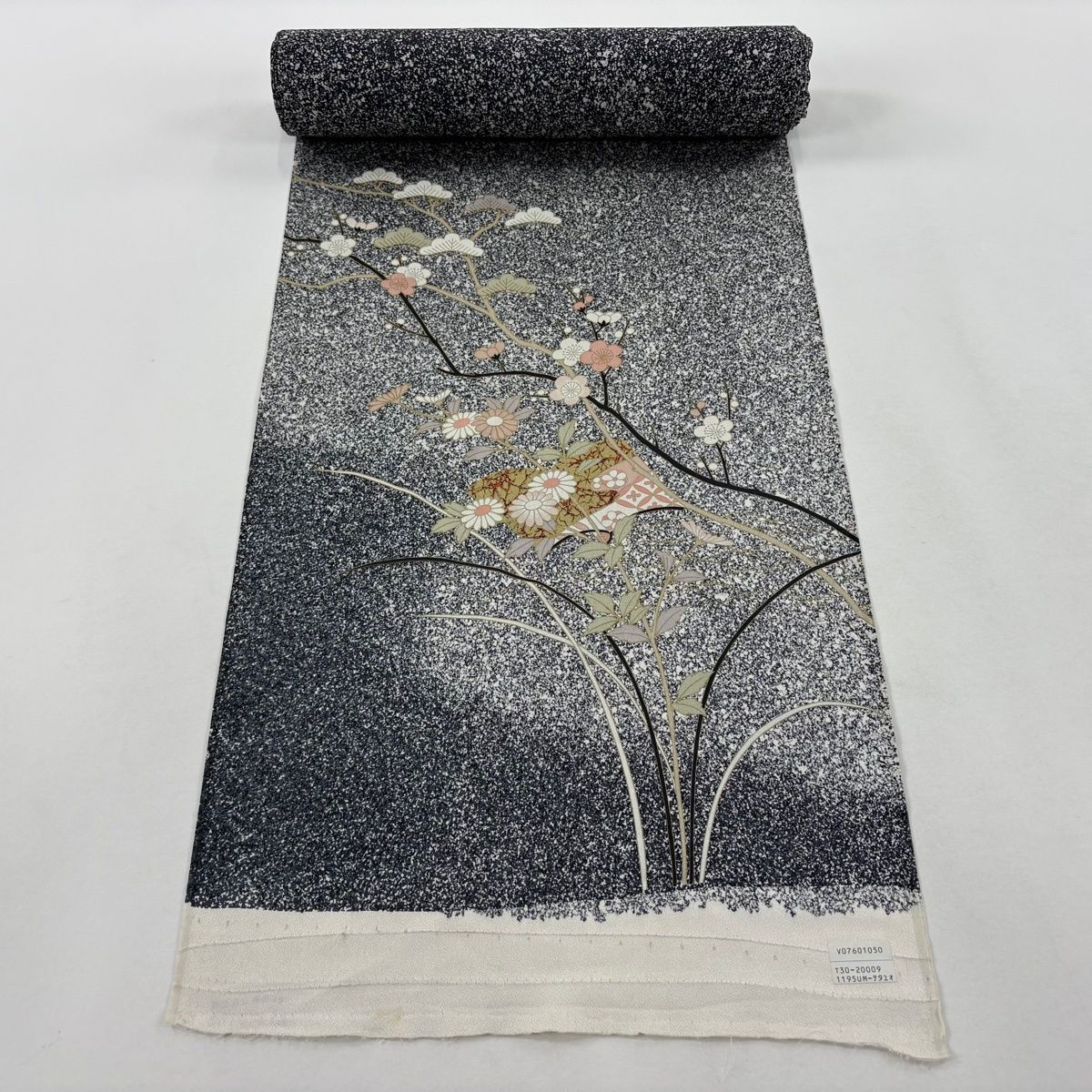 反物 秀品 付下げ 草花 波 金彩 黒灰 正絹