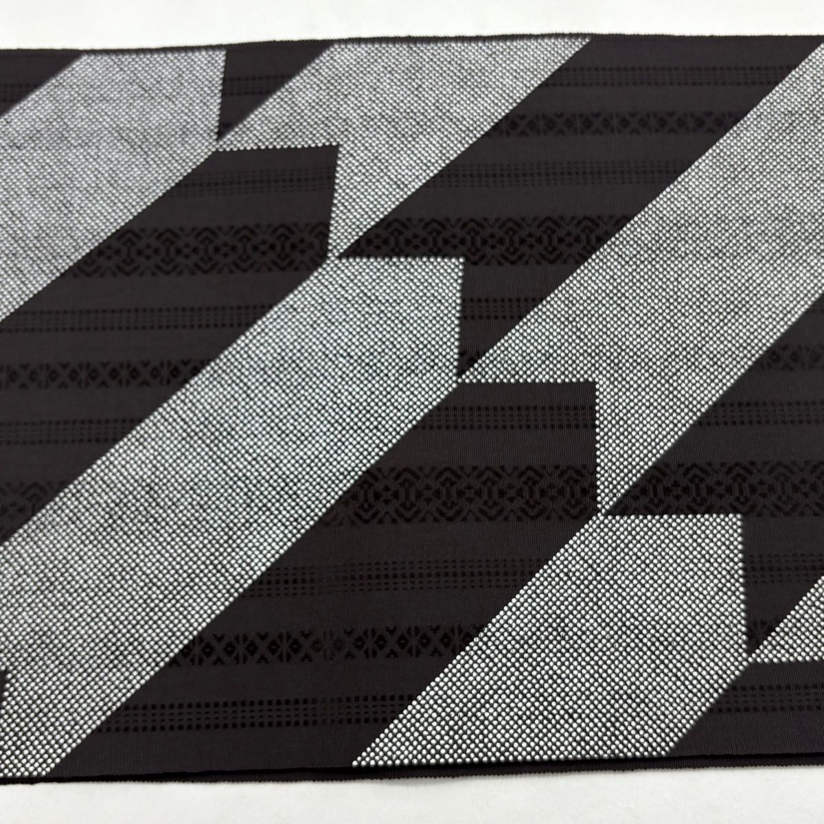 名古屋帯 逸品 八寸名古屋帯 矢羽 縞 焦茶色 正絹 【中古】 - メルカリ