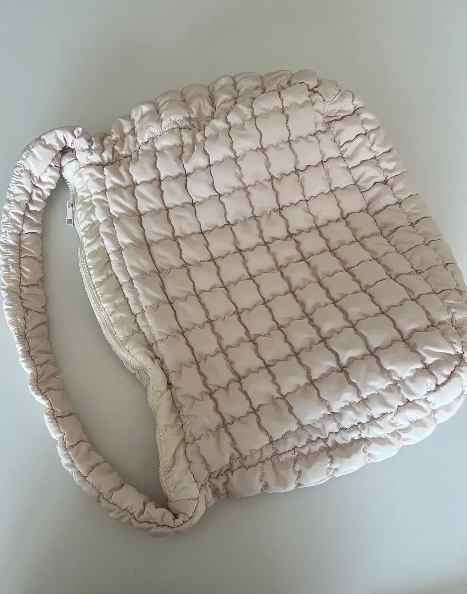 COS オーバーサイズ キルティング クラウドバッグ