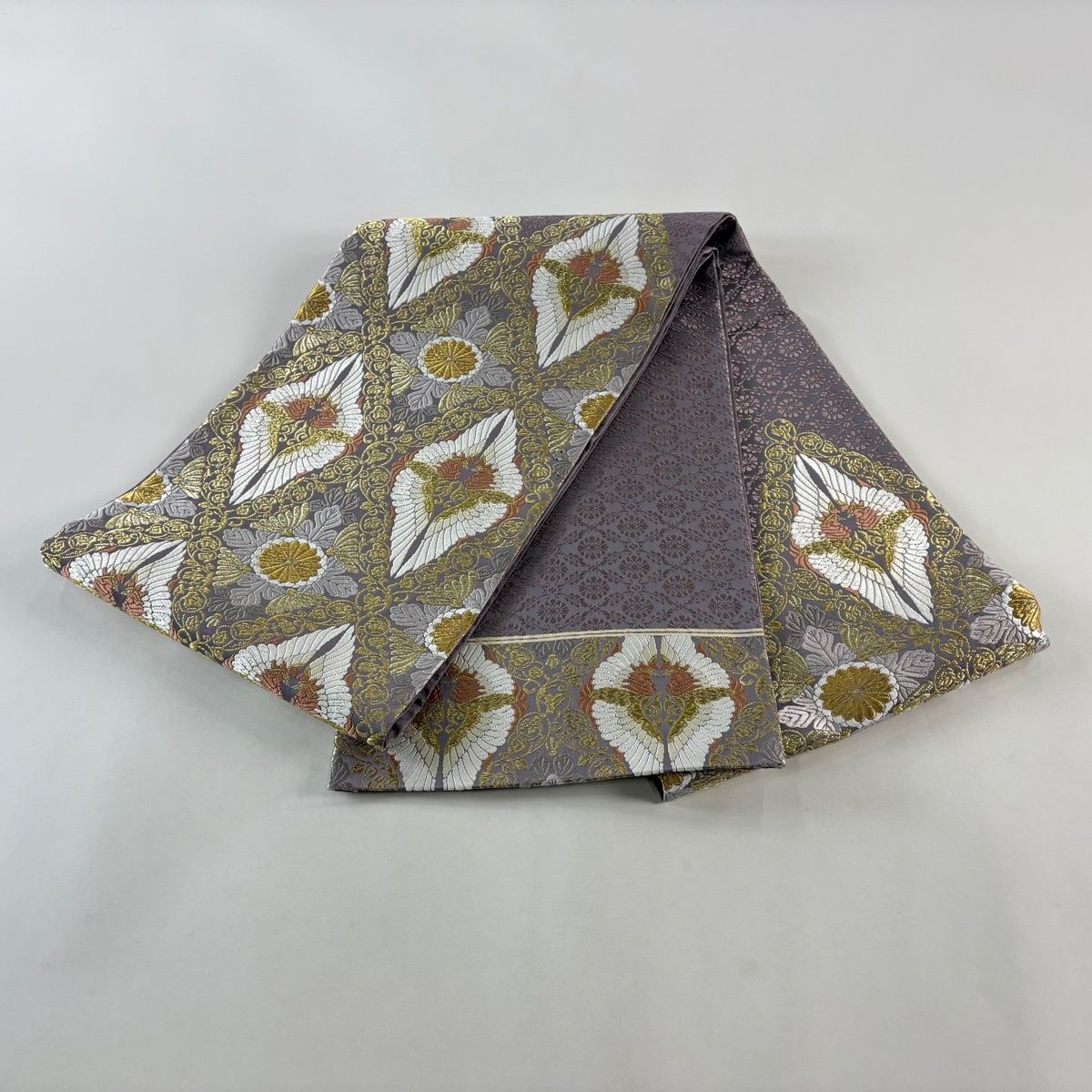 袋帯 逸品 山口美術織物 落款 有職双鳥菊花文 唐織 金糸 灰紫 お太鼓柄