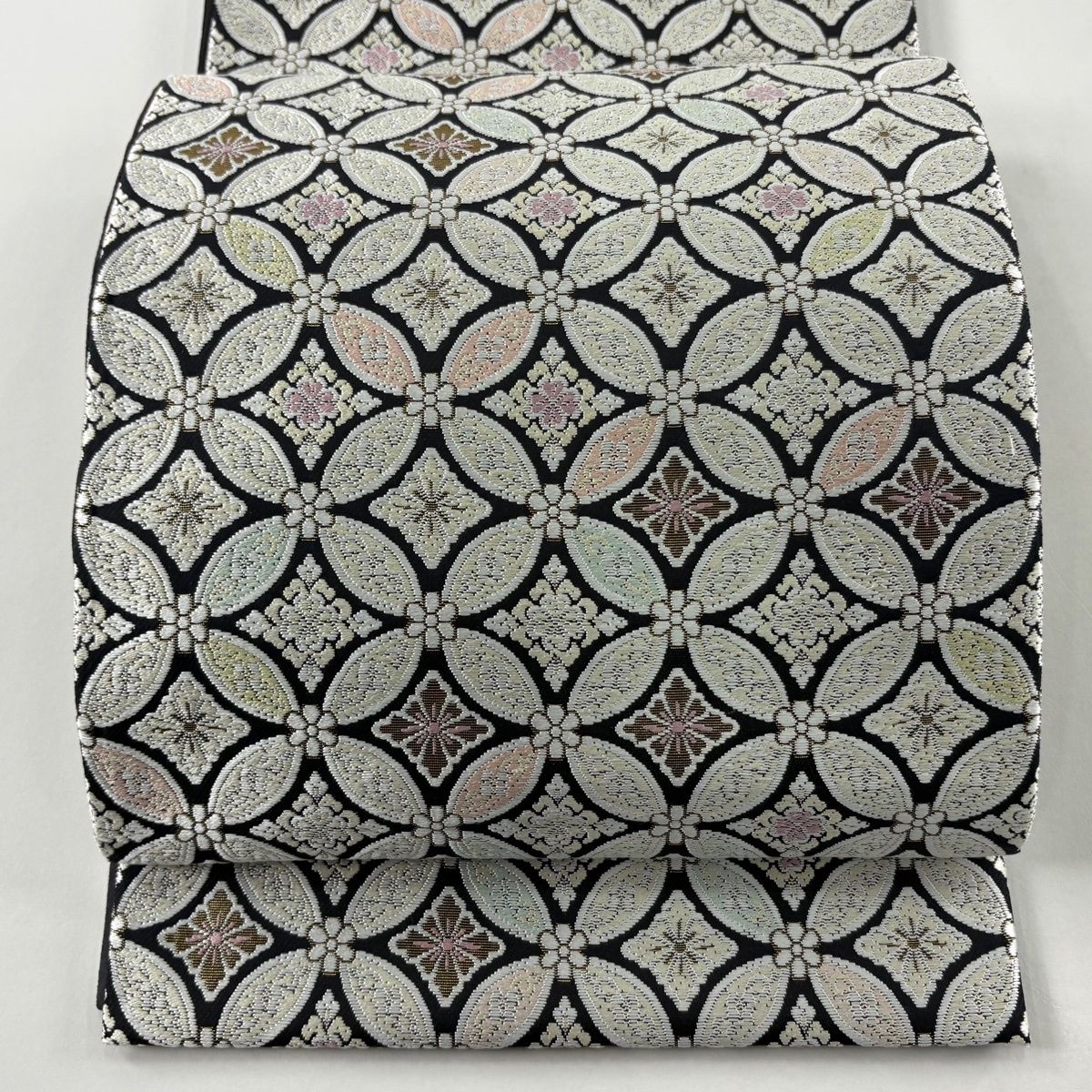 美品】 袋帯 逸品 じゅらく 落款 帝王紫 七宝繋ぎ 刺繍 箔 黒 六通