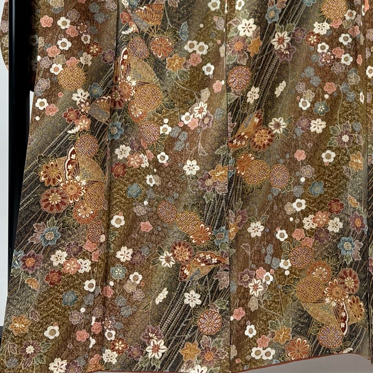 振袖 身丈161.5 cm 裄丈69.5 L 袷 草花 蝶 金彩 ぼかし 茶色 正絹 秀品