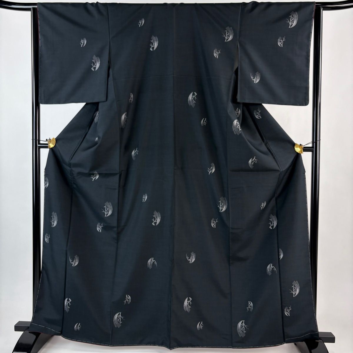 美品】 紬 身丈165cm 裄丈64.5cm M 袷 枝葉 幾何学模様 墨色 正絹 秀品
