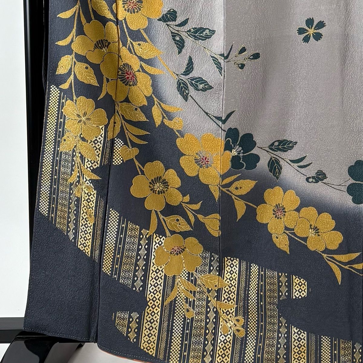 振袖 身丈163.5 cm 裄丈71 L 袷 桜 菱 金彩 染め分け 灰色 正絹 秀品