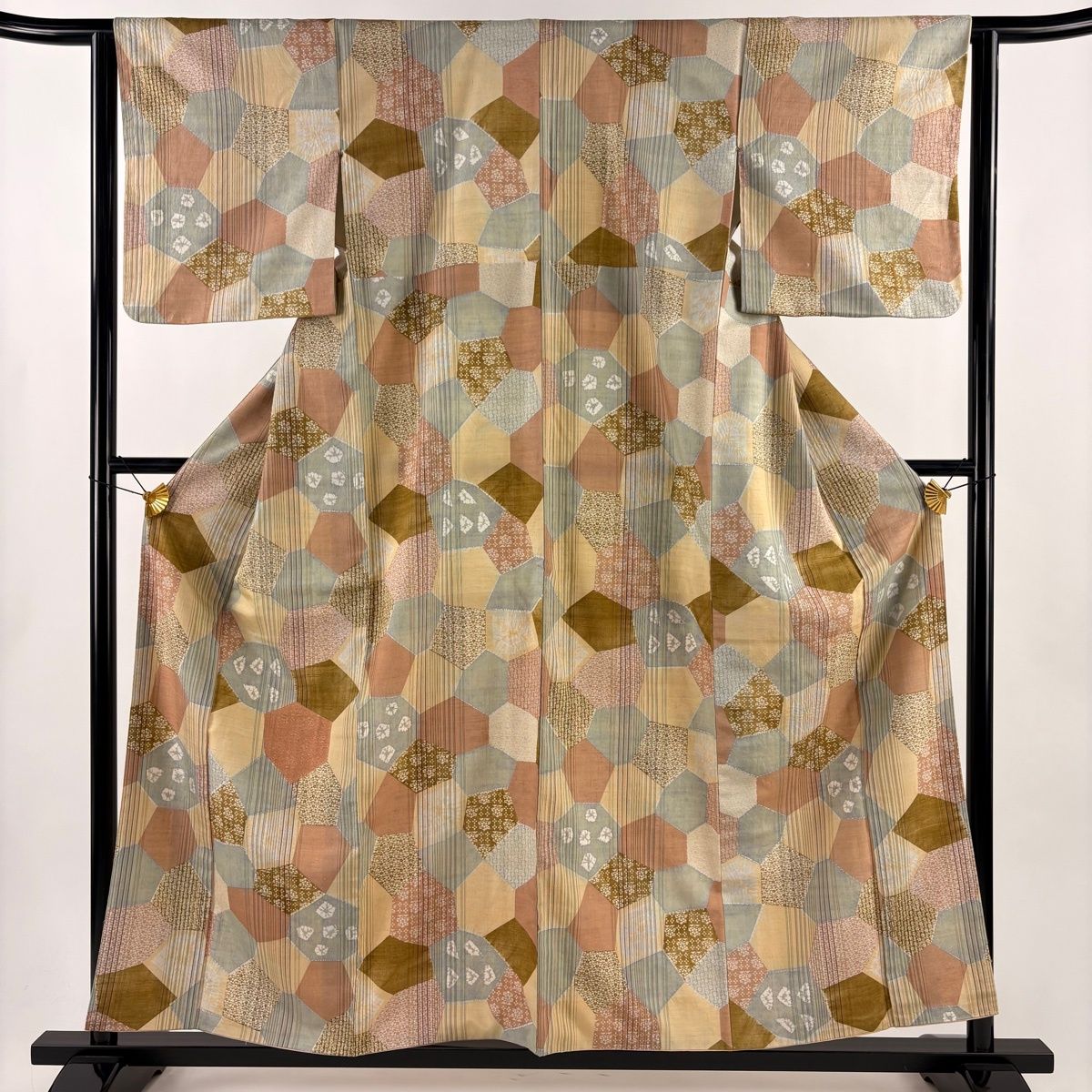 小紋 身丈157 5 cm 裄丈63 S 袷 紬地 縦縞 寄せ柄 絞り ピンクベージュ 正絹 秀品