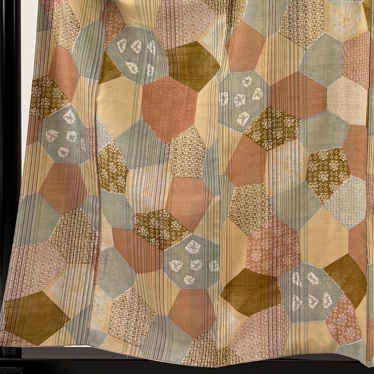 小紋 身丈157.5 cm 裄丈63 S 袷 紬地 縦縞 寄せ柄 絞り ピンクベージュ 正絹 秀品