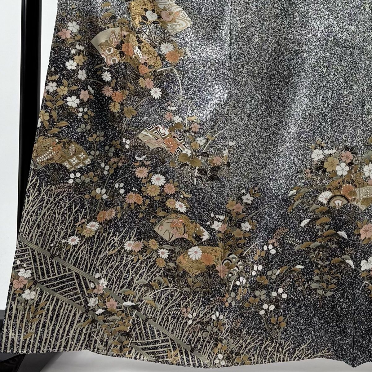 a*5様 ■E5504■美品■正絹綸子■白×黒　金彩　秋草花柄　袷　訪問着■丈1 美品】 訪問着 身丈164.5cm 裄丈63.5cm S 袷 扇 草花 金彩 ぼかし 黒灰