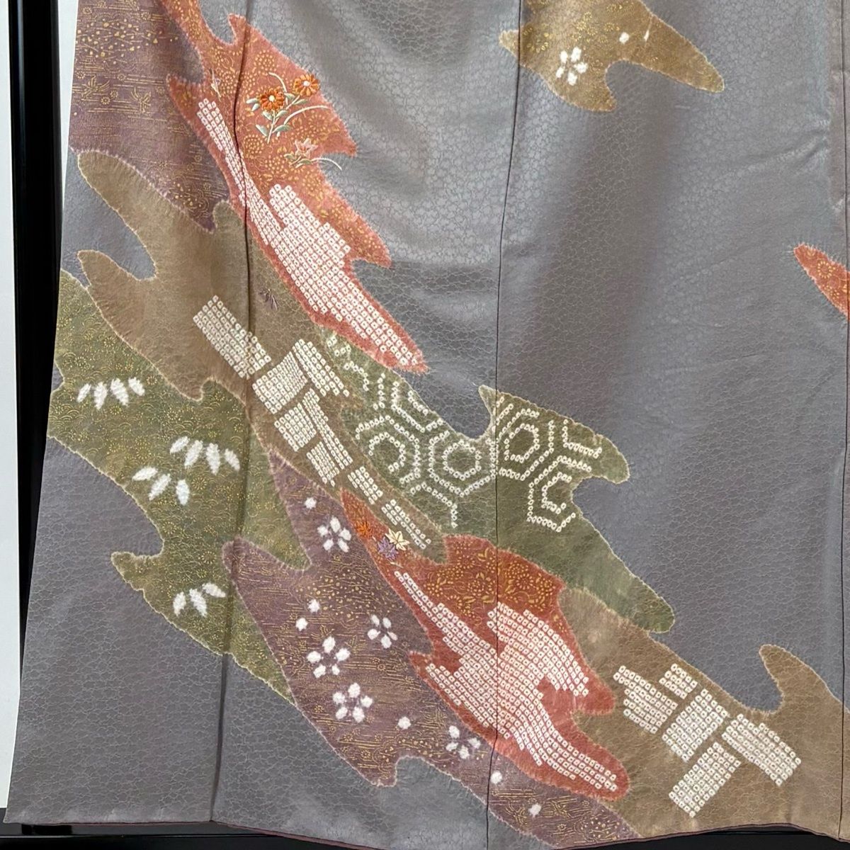 訪問着 身丈157 cm 裄丈64.5 M 袷 草花 亀甲 金糸 絞り 灰色 正絹 秀品