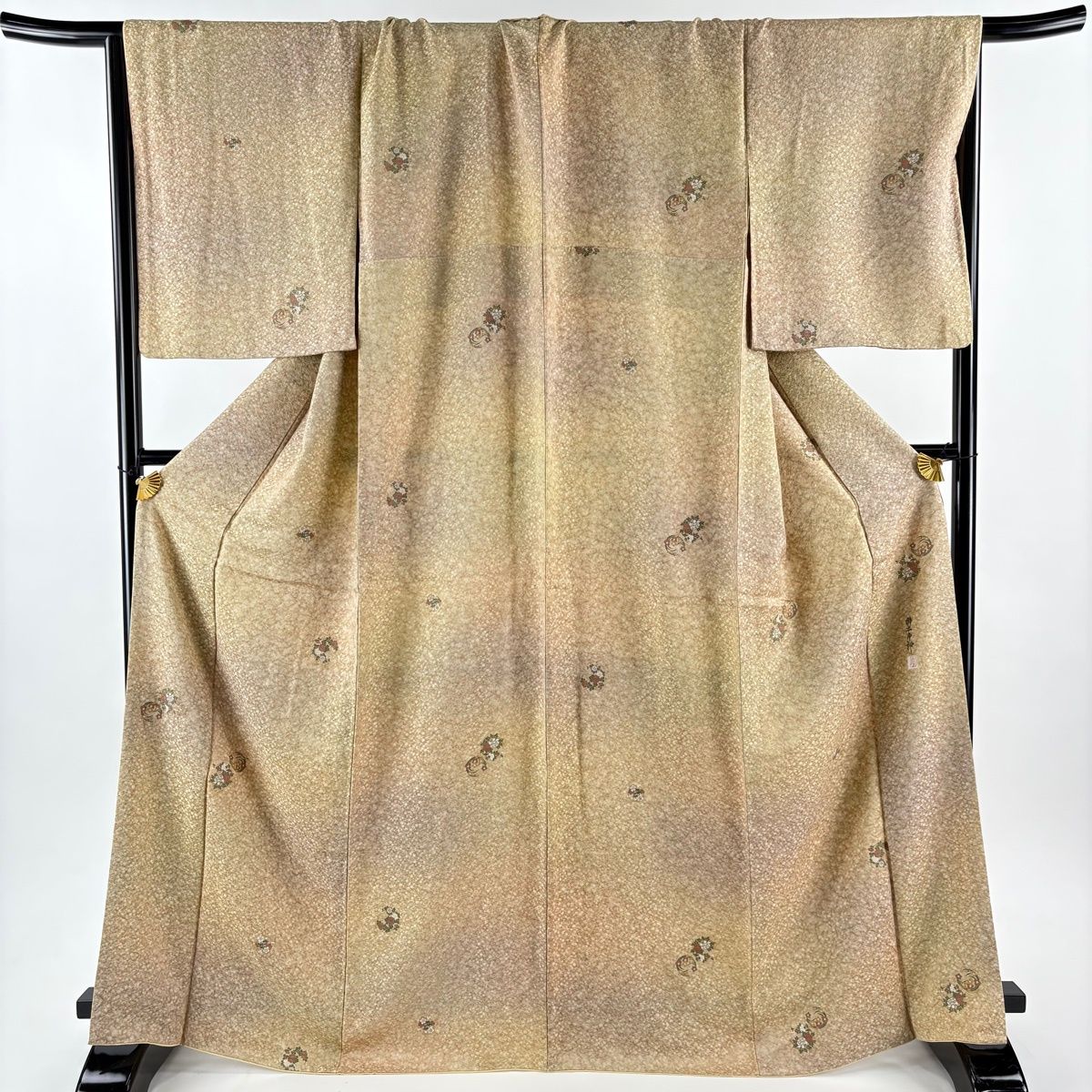 小紋 身丈168 cm 裄丈70 L 袷 柿本市郎 やまと 落款 花丸文 地紋 金銀糸 ぼかし 薄茶色 正絹 名品 一つ紋