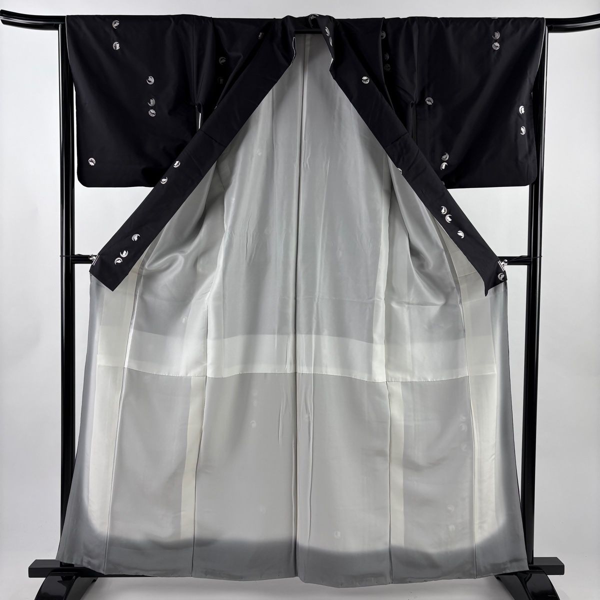  小紋 身丈161.5 cm 裄丈67.5 L 袷 紬地 うさぎ 三日月 刺繍 黒 正絹 小紋 着物