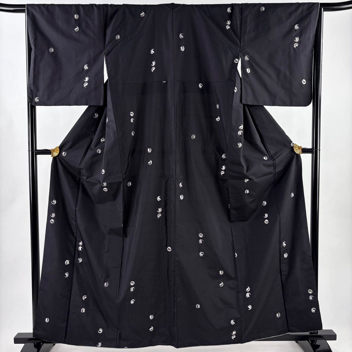 美品】 小紋 身丈161.5cm 裄丈67.5cm L 袷 紬地 うさぎ 三日月 刺繍 黒