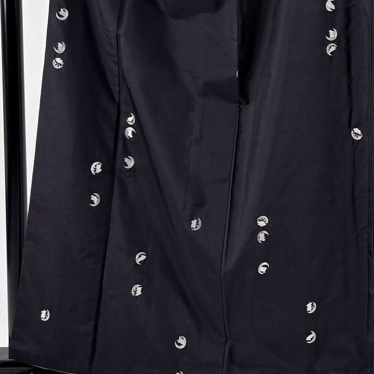 小紋 身丈161.5 cm 裄丈67.5 L 袷 紬地 うさぎ 三日月 刺繍 黒 正絹