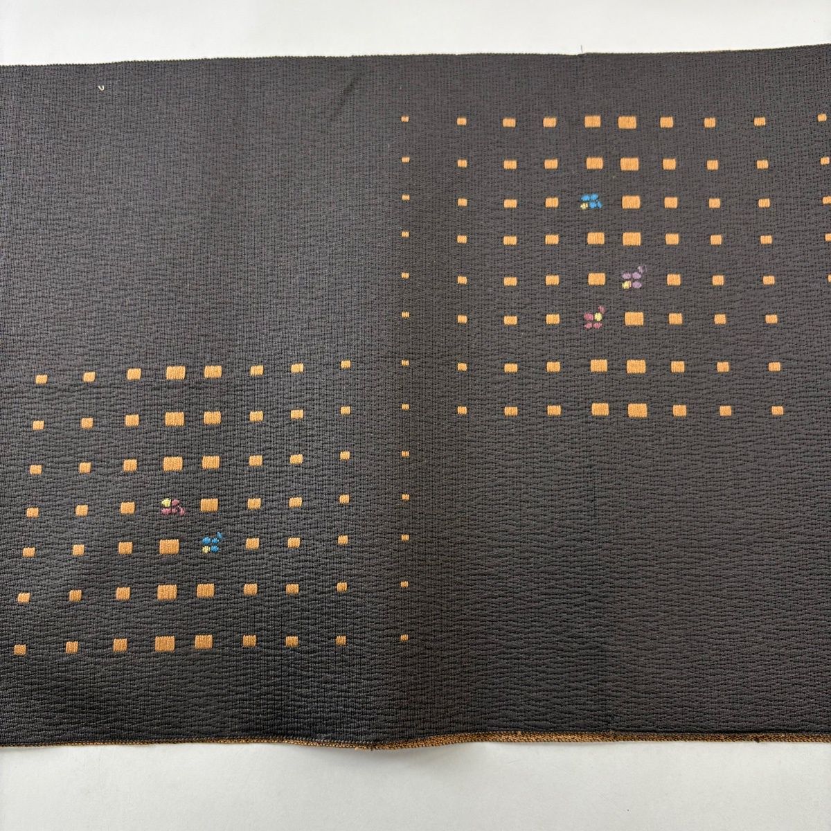 名古屋帯 八寸 めがね織 松葉仕立て 全通柄 黒 カジュアル 中古 kp2097 名古屋帯 秀品 八寸名古屋帯 松葉仕立て 花 幾何学模様 金糸 焦茶色