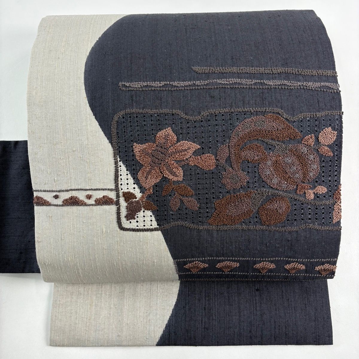 名古屋帯 秀品 紬地 草花 生り物 相良刺繍 汕頭刺繍 墨色 正絹