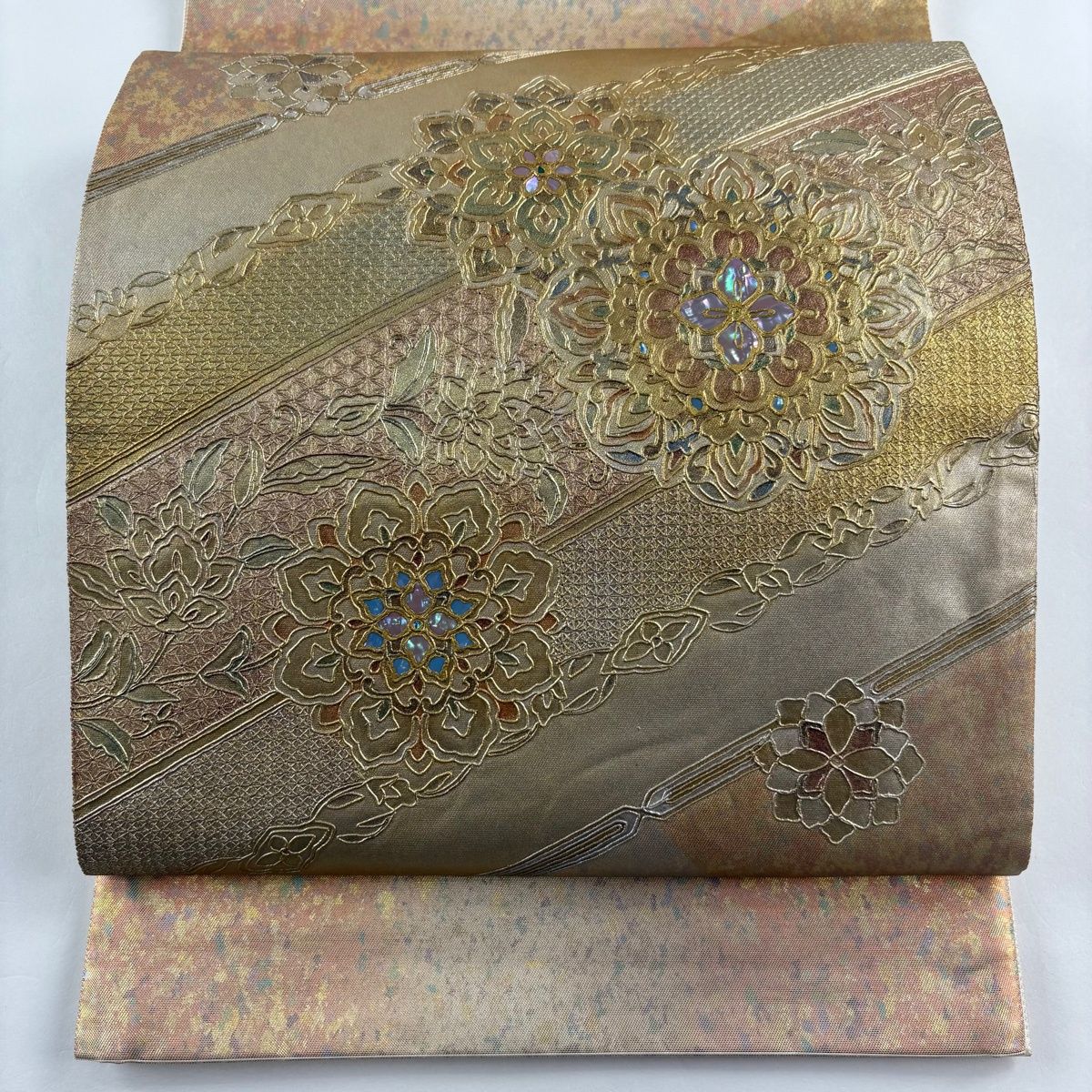 袋帯 秀品 華文 幾何学模様 螺鈿 刺繍 薄オレンジ お太鼓柄 正絹