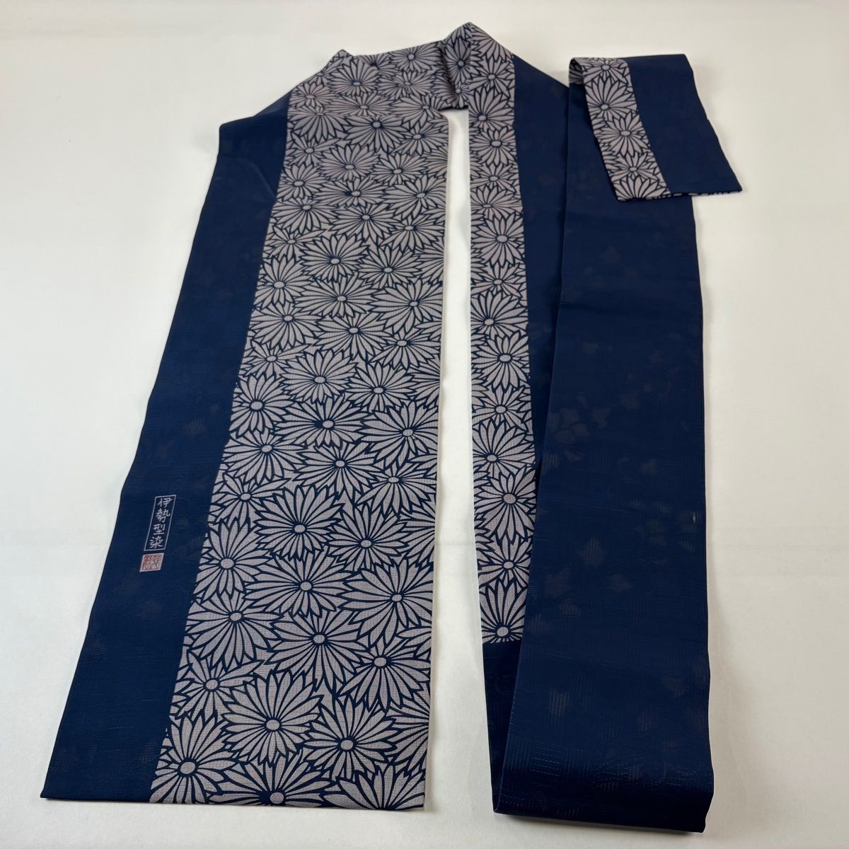 美品】 名古屋帯 名品 落款 夏帯 縦絽 伊勢型染 菊尽くし 花唐草 藍色