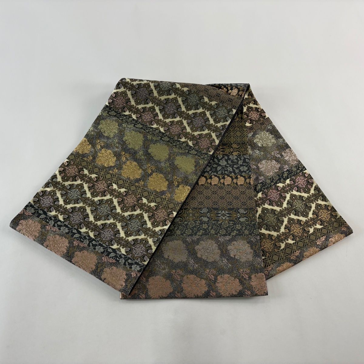 袋帯 名品 箔屋清兵衛 落款 悠久の美 華文 花唐草 箔 刺繍 墨色 お太鼓