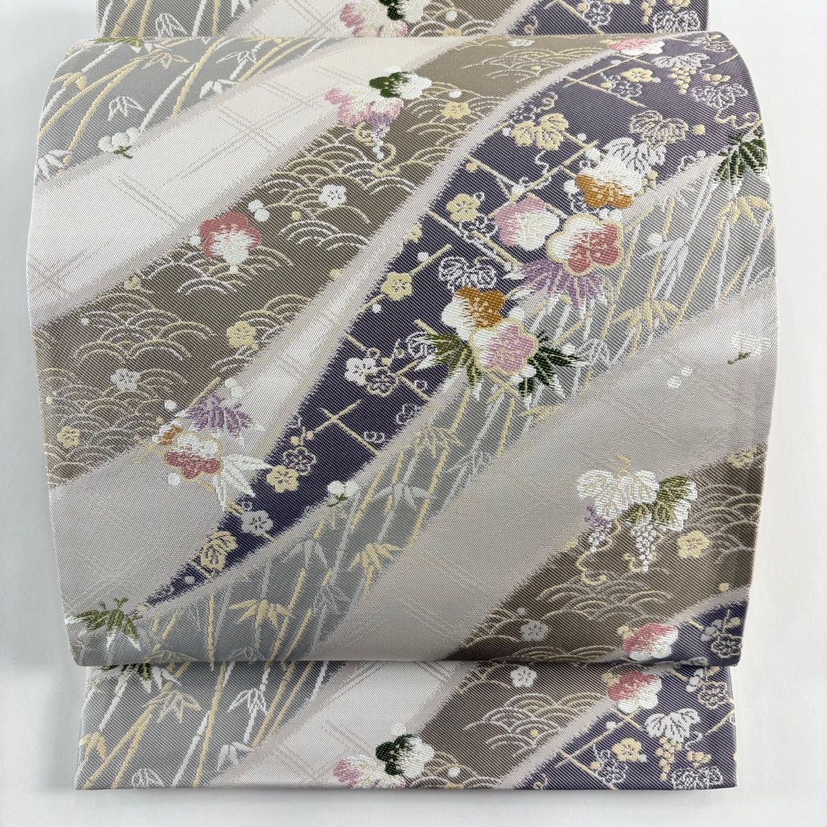 袋帯 坂東三津五郎 落款 やまと 梅 笹 金糸 刺繍 灰茶 六通 正絹