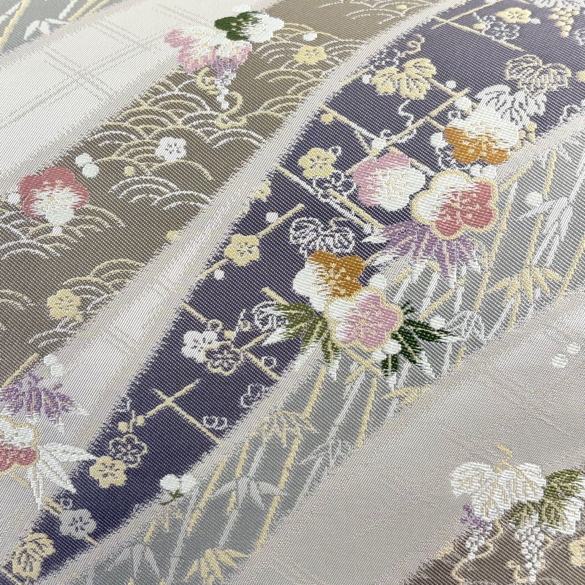 袋帯 坂東三津五郎 落款 やまと 梅 笹 金糸 刺繍 灰茶 六通 正絹