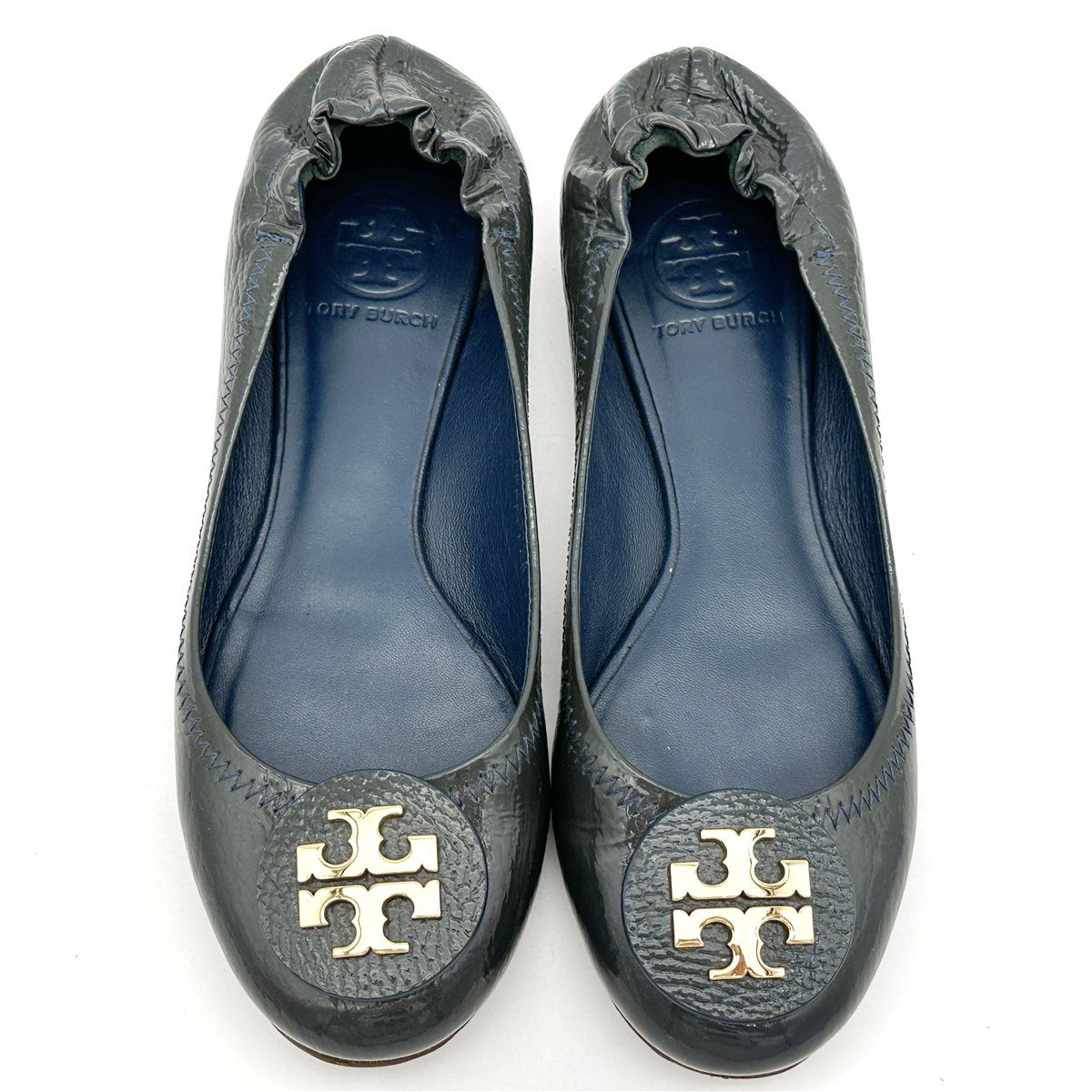 Tory Burch フラットシューズ エナメル ゴールドロゴ ラウンドトゥ 