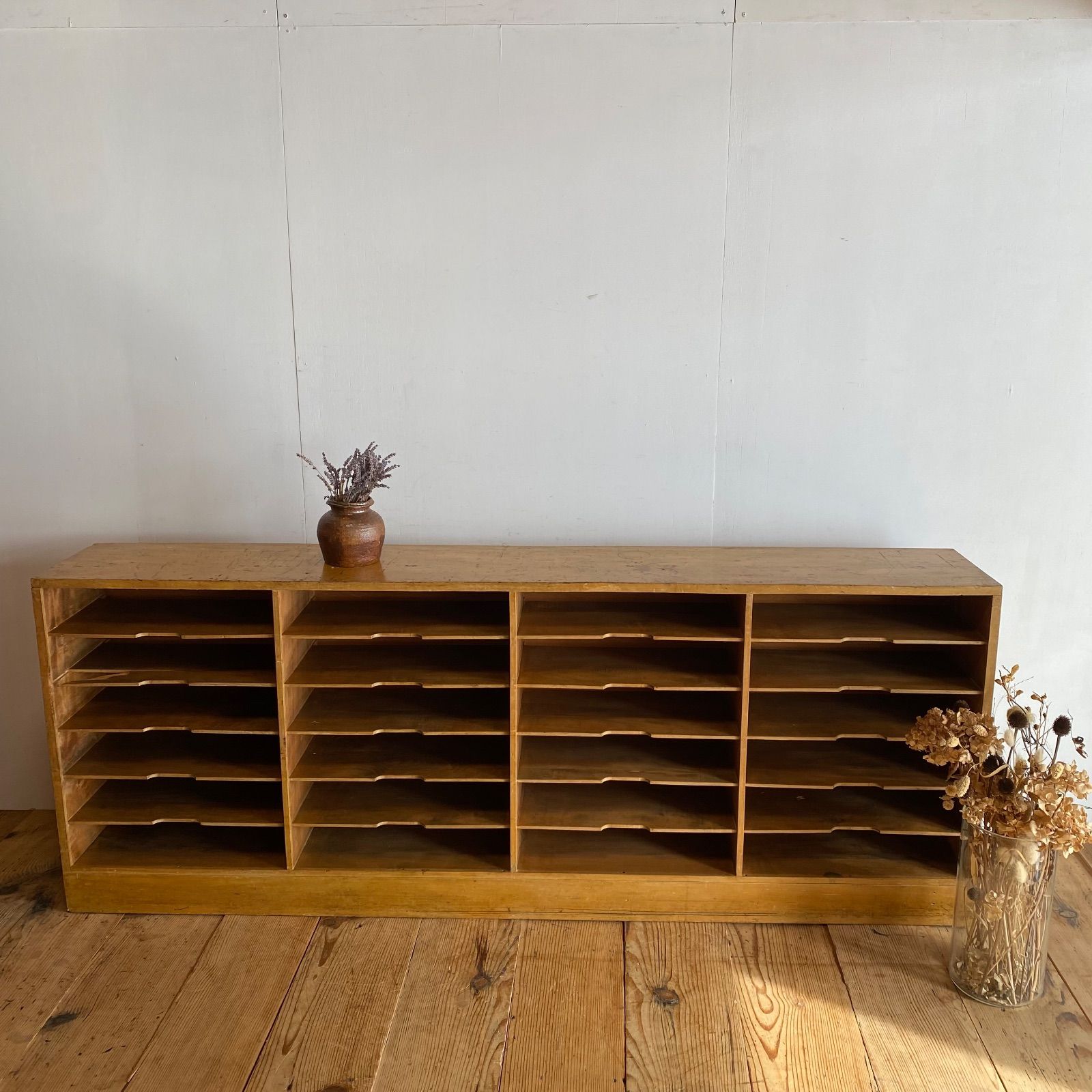 アンティーク 木製 レターボックス 多段棚 書類棚 収納 古家具 什器 飾り棚 y 334