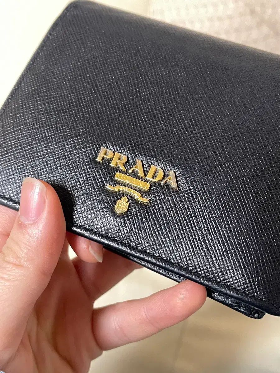 PRADA プラダ サフィアーノ メタルロゴ 二つ折り財布 - メルカリ PRADA プラダ サフィアーノ メタルロゴ 二つ折り財布 - メルカリ