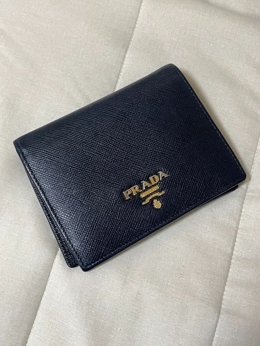 PRADA プラダ サフィアーノ メタルロゴ 二つ折り財布 - メルカリ PRADA プラダ サフィアーノ メタルロゴ 二つ折り財布 - メルカリ