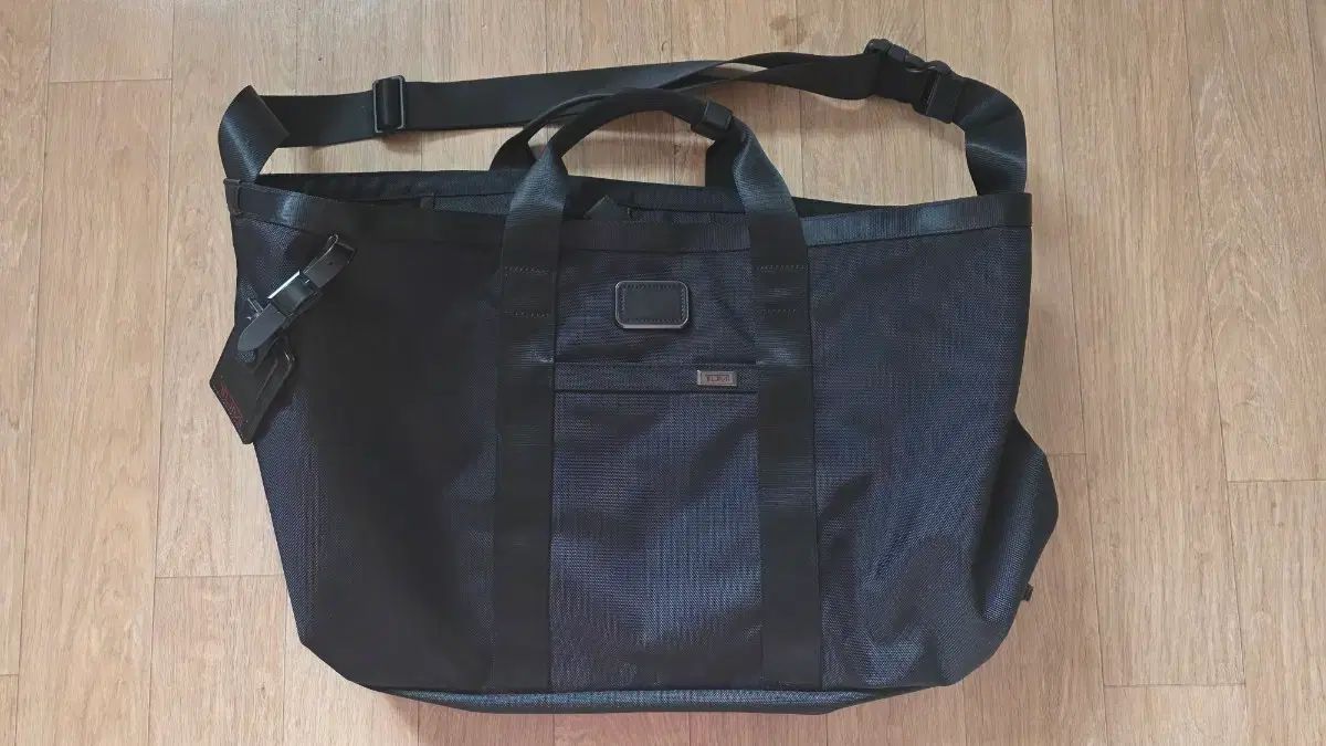 トゥミ アルファ キャリオール トートバッグ クロスバッグ ブラック カラーです