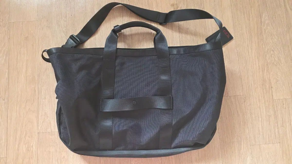 トゥミ アルファ キャリオール トートバッグ クロスバッグ ブラック カラーです