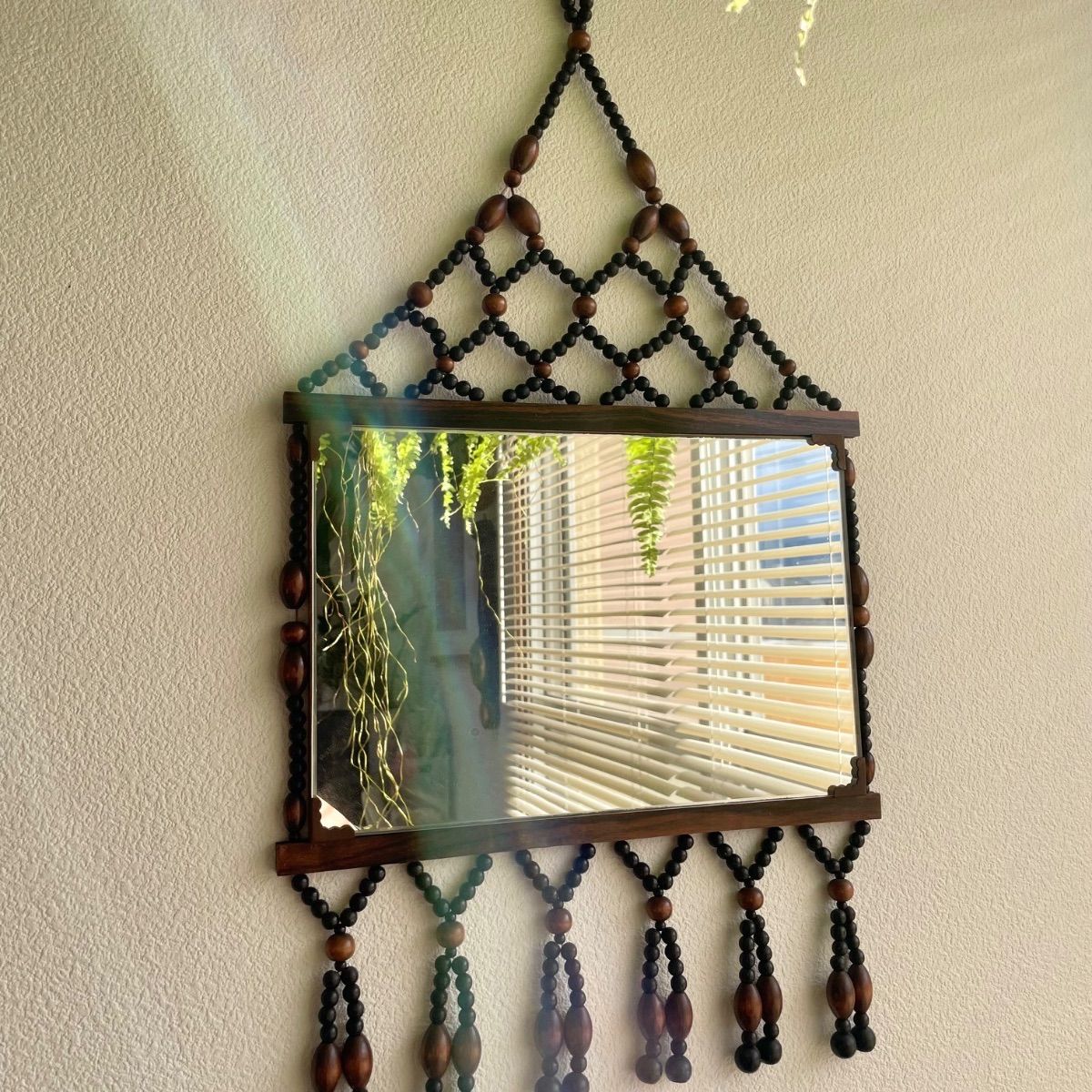 メルカリ便送料込み】昭和レトロ 壁掛けミラー 珠暖簾 木のビーズ