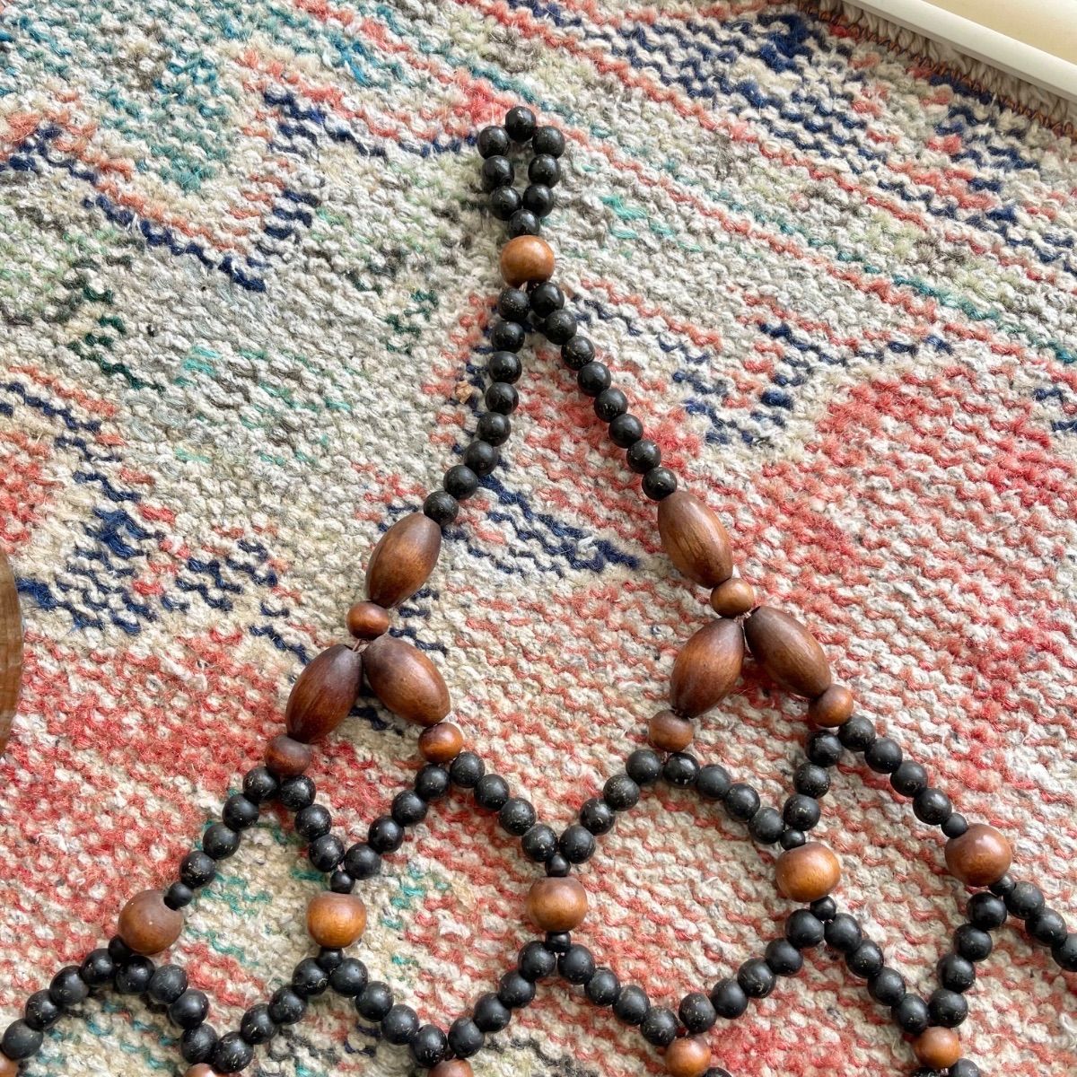 メルカリ便送料込み】昭和レトロ 壁掛けミラー 珠暖簾 木のビーズ