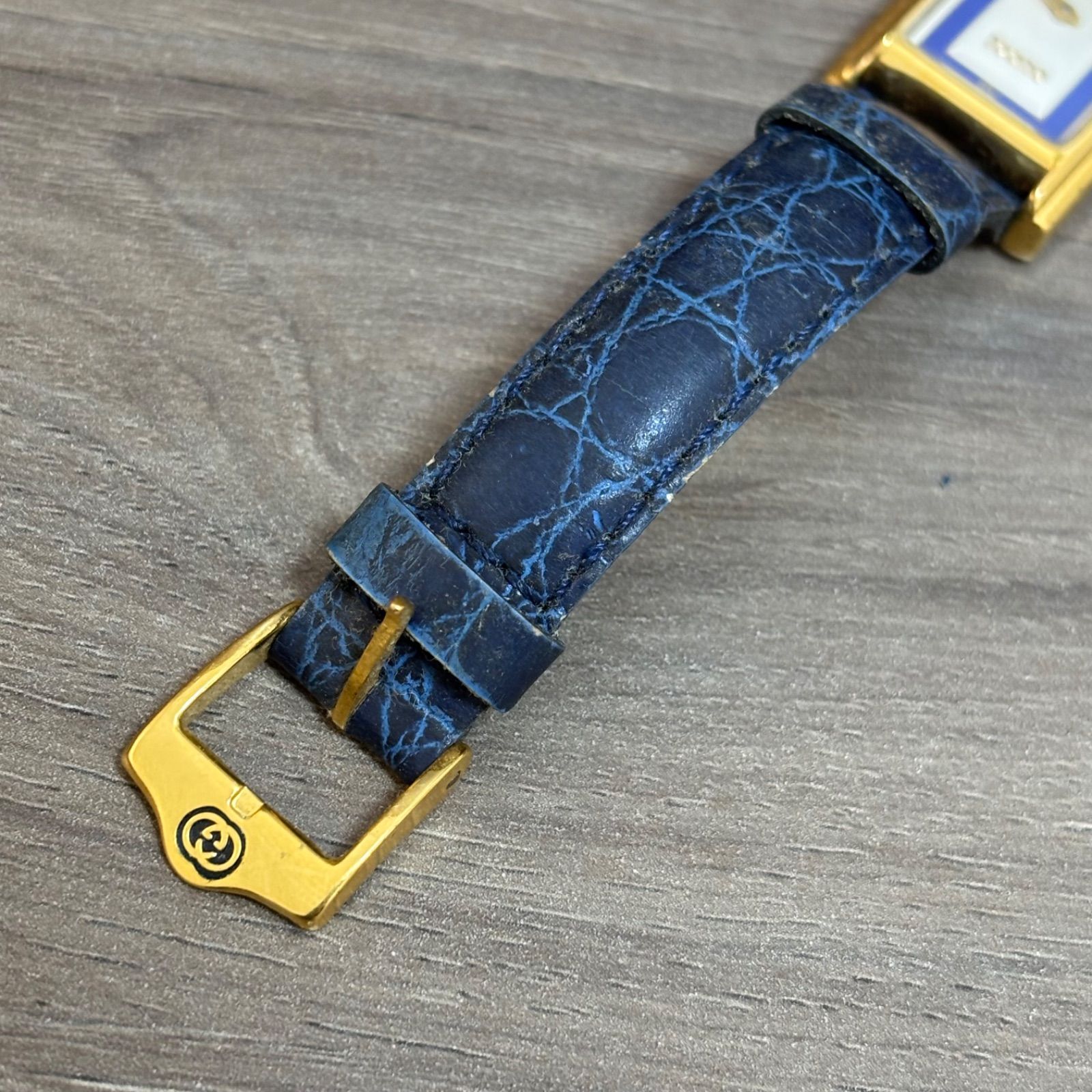 稼働品 GUCCI グッチ 腕時計 レクタン ブルー クォーツ ２針 2600L s【売り尽くし】GUCCI グッチレザーベルト 2600L ゴールド 金色 青文字