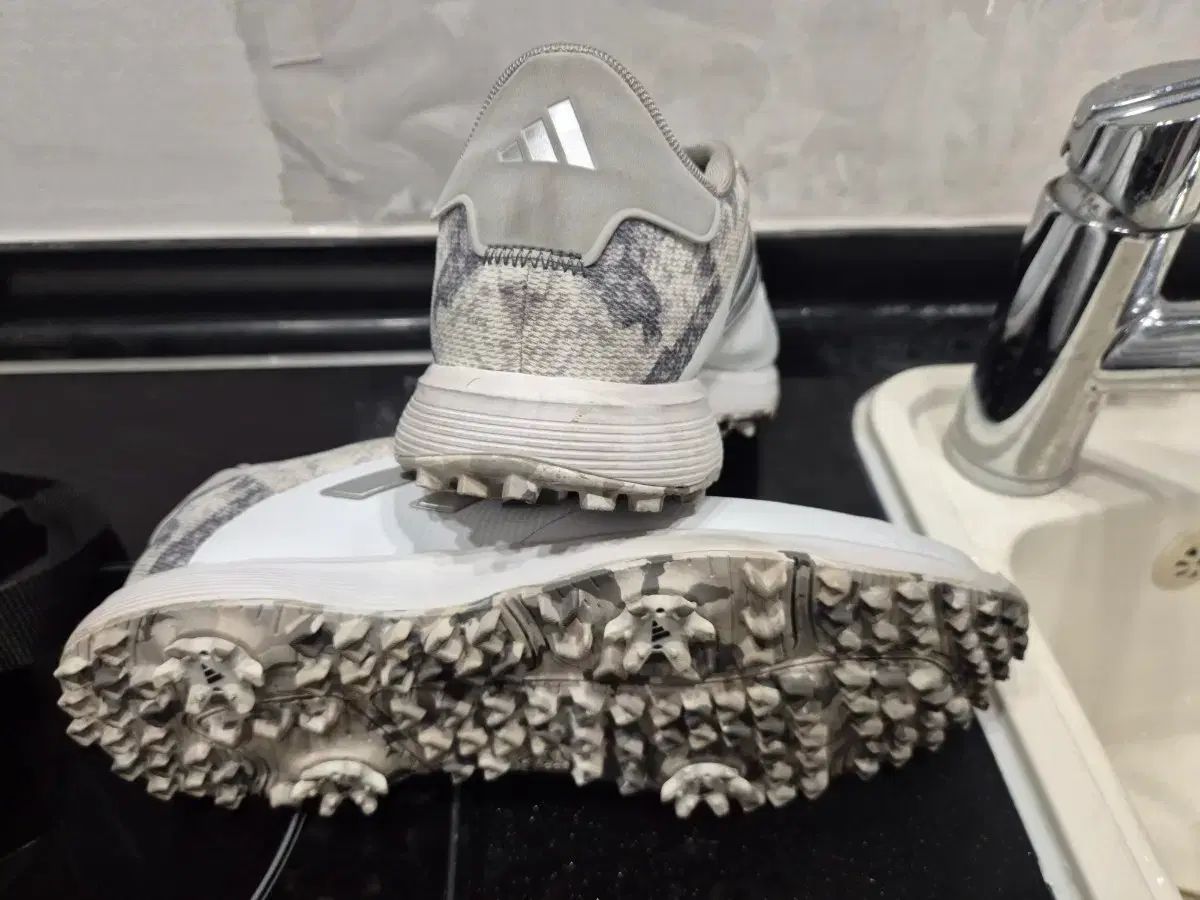 アディダス ゴルフシューズ BOA システム 工場 白 アディダス ゴルフ