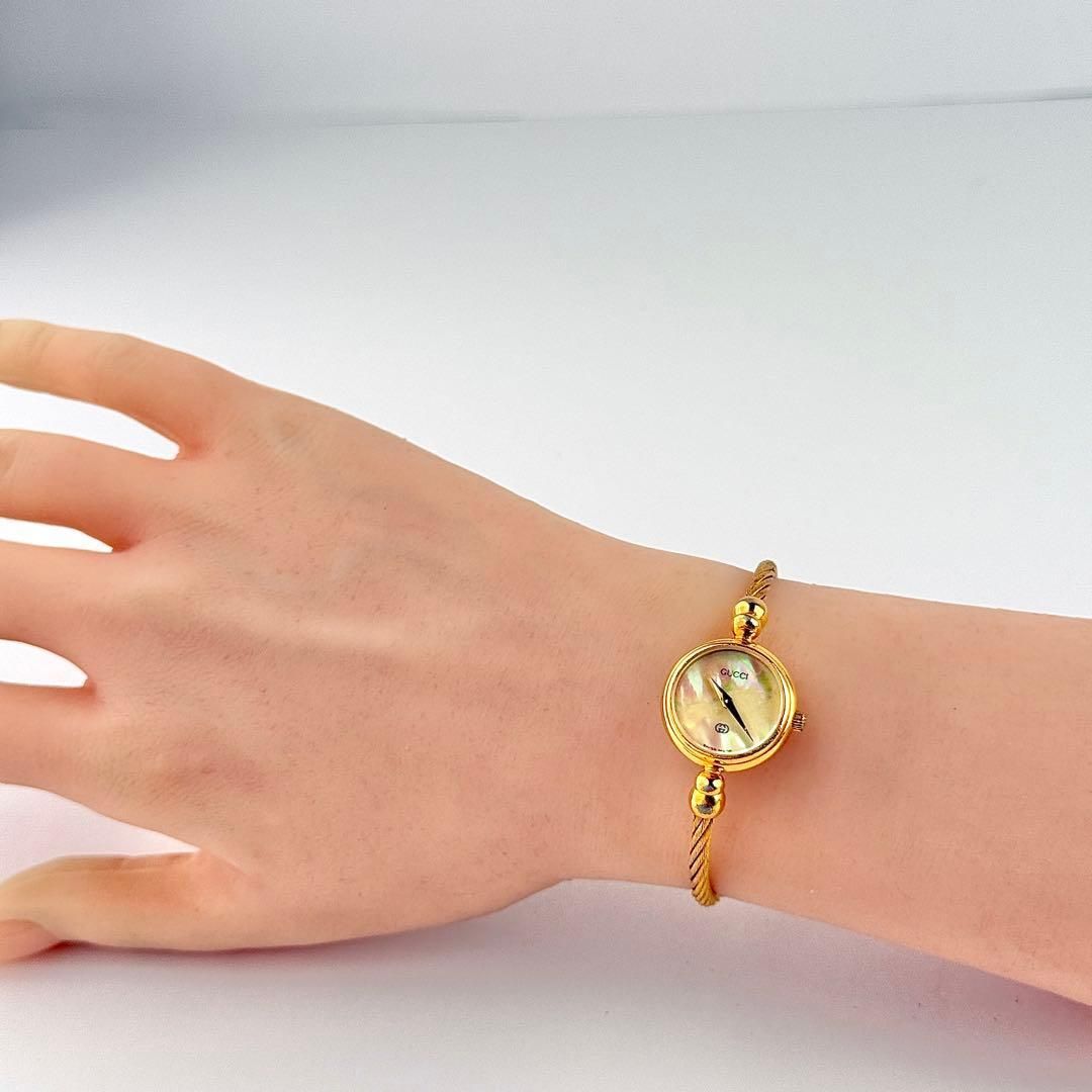 【魚屋　運ちゃん】グッチ シェル文字盤 バングルタイプ 新品電池 808 魚屋 運ちゃん様専用】グッチ シェル文字盤 バングルタイプ 新品電池