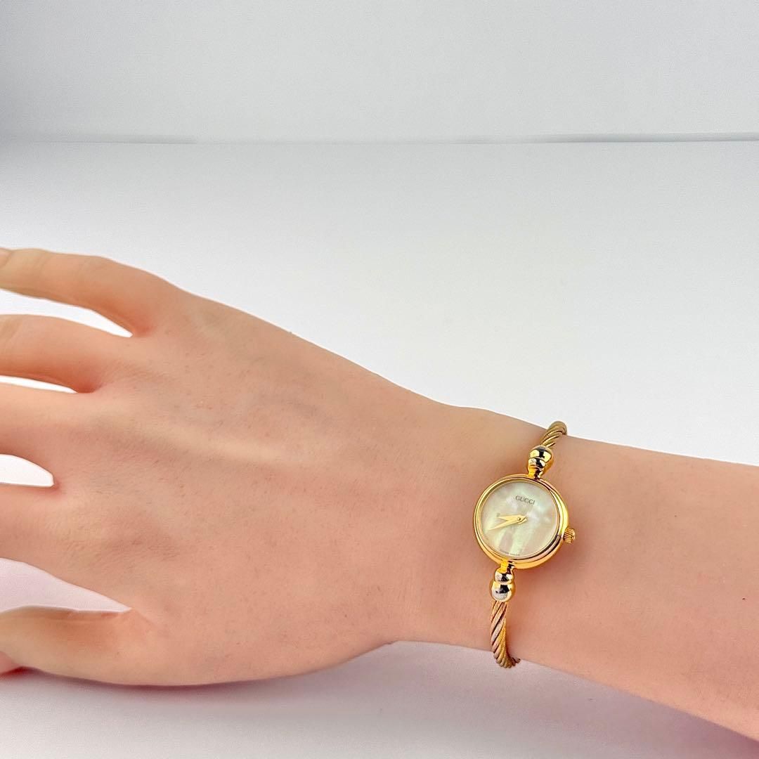 新品電池】836 グッチ シェル文字盤 バングル レディース ラウンド