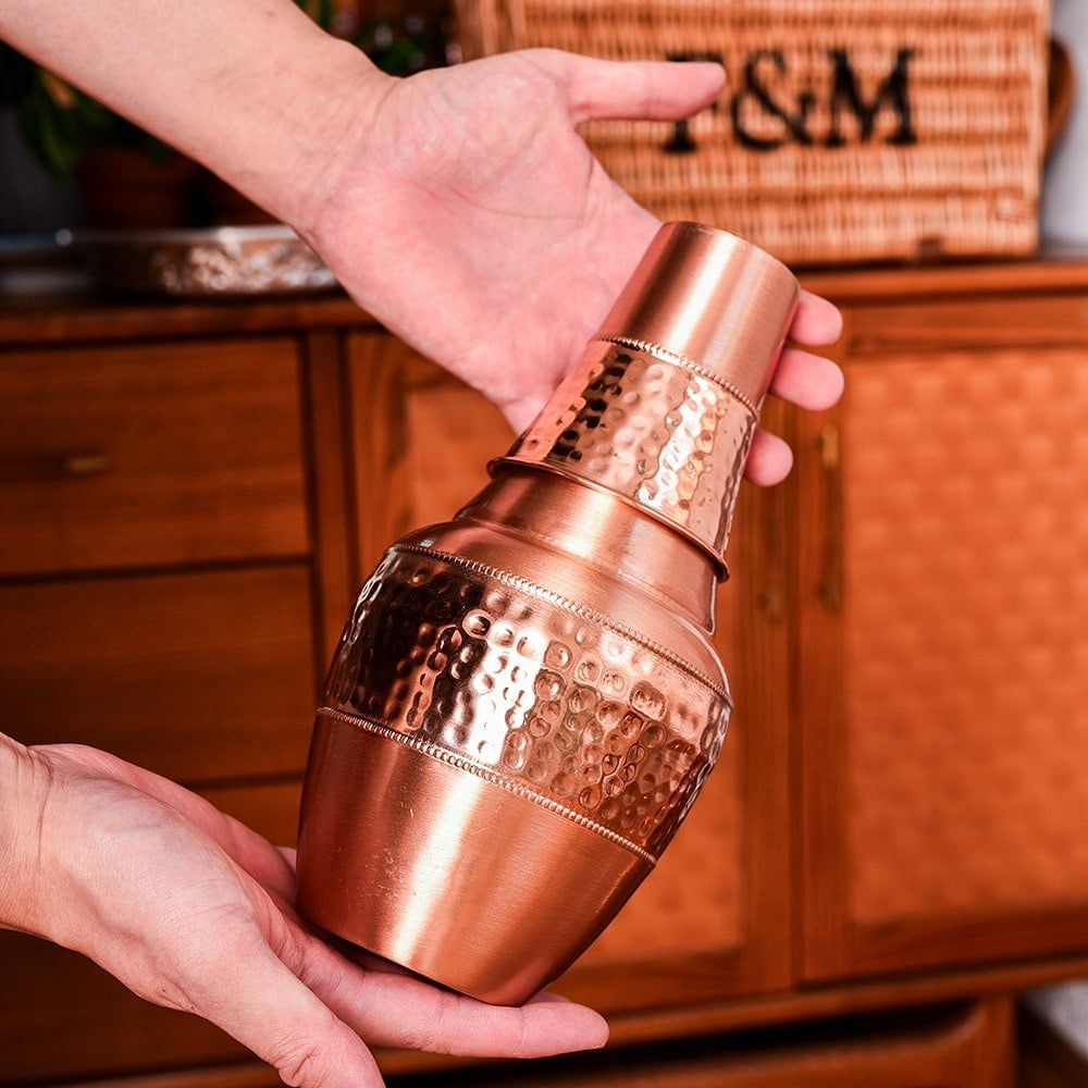 アーユルヴェーダ 銅製コップ付き水差し 槌目仕上げが美しい ウォーターカラフェ ピッチャー 冠水瓶〔約1300 ml〕